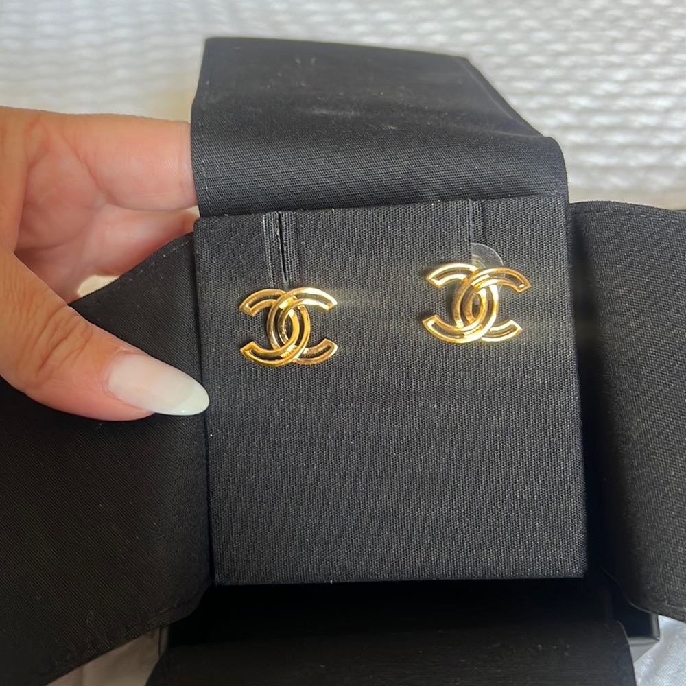 Authentic Chanel CC earrings gold